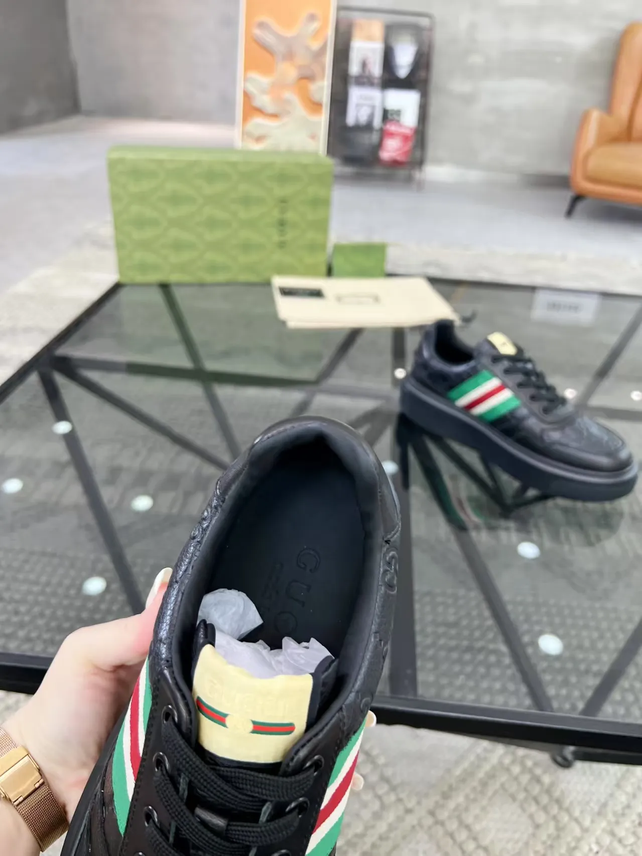 Factory price: 460💰Gucci’s new men’s shoes GUCCI] latest shoes shipped. Original quality, fashionable, made of special materials, sheepskin lining, brand new packaging. The foot feels super comfortable and the workmanship is impeccable. Size: 38-44, customized 45